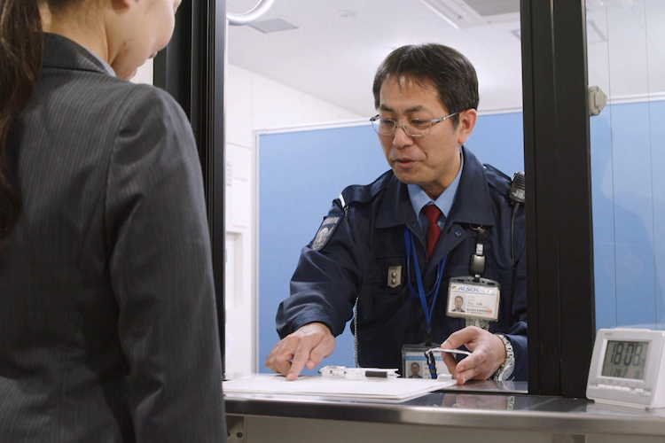 鹿児島空港ビル内のパトロールを行う巡回警備や出入管理等の空港に関する警備サービスを提供している鹿児島空港警備員