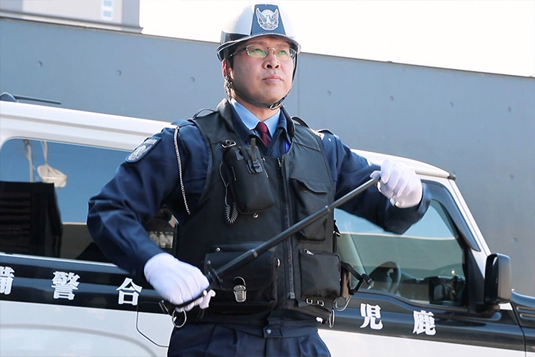 オフィスビル・銀行・百貨店・複合施設や重要施設等に常駐し、施設内の巡回パトロールや点検、出入者の管理等、人が主として行う警備サービスを提供している施設警備員