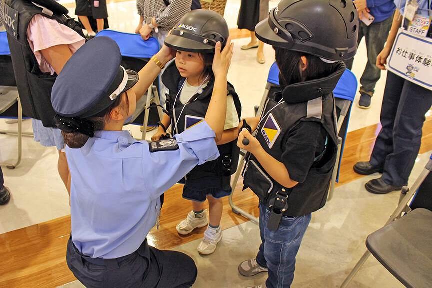 ヘルメットや防刃チョッキを着てガードマンになりきります