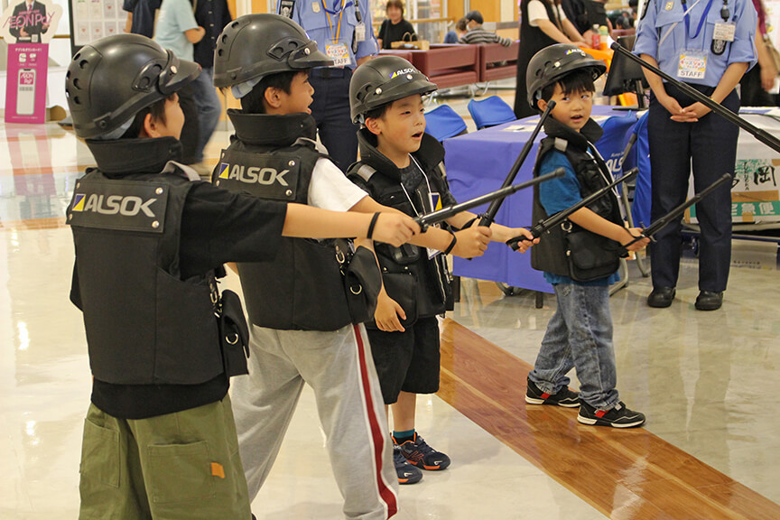 出発前に敬礼の仕方や警戒棒の使い方を練習します