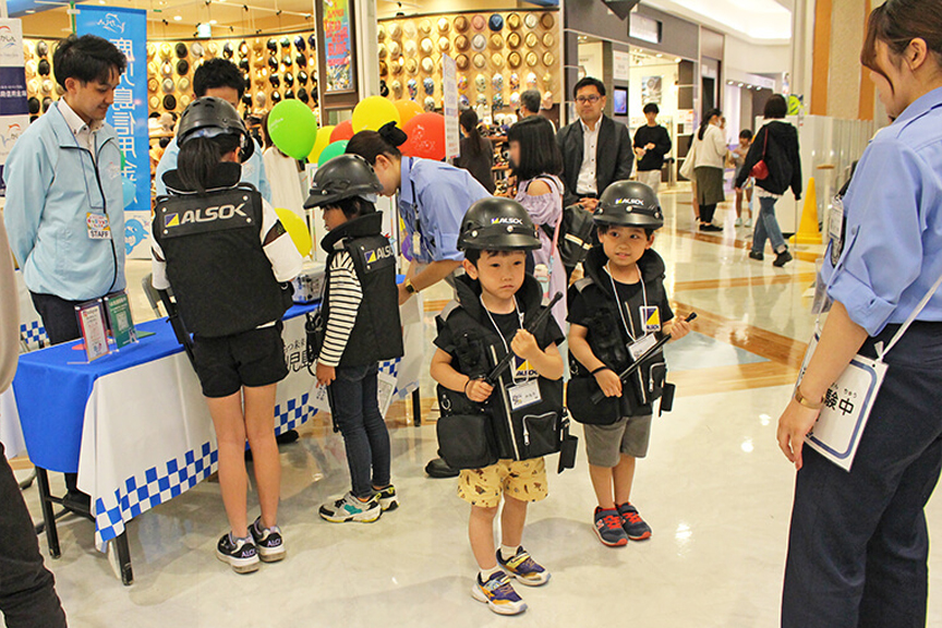 鹿児島信用金庫様からお金を受け取って目的地まで運びます