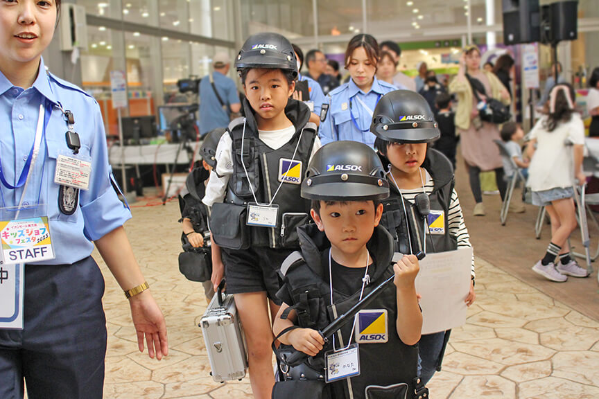 人ごみのなかを警戒しながら進んでいきます